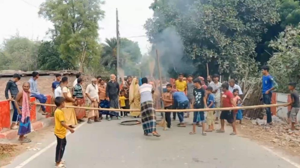 ঘুষের টাকা ফেরত চেয়ে মেহেরপুরে সড়ক অবরোধ