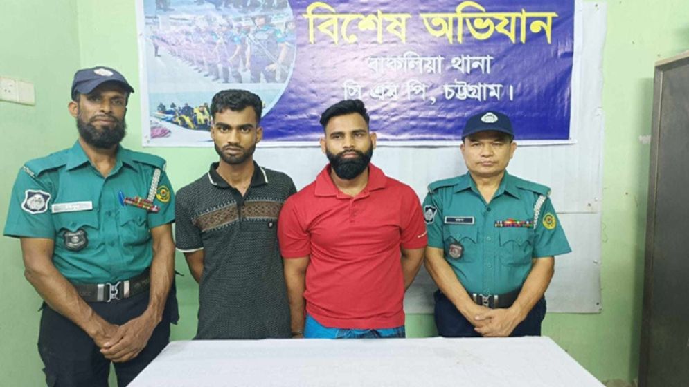 চট্টগ্রামে চলন্ত প্রাইভেটকারে গুলি চালিয়ে জোড়া খুন, গ্রেপ্তার ২