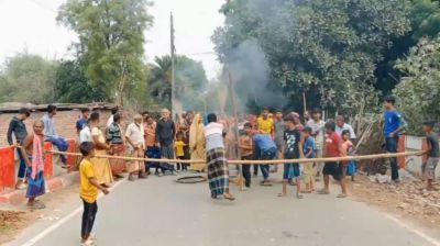 ঘুষের টাকা ফেরত চেয়ে মেহেরপুরে সড়ক অবরোধ
