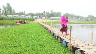 ভাসমান সেতুতে তিন গ্রামের ঈদ আনন্দ