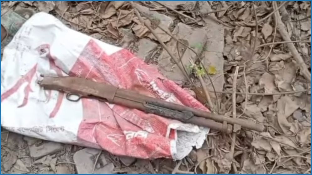 বগুড়ায় পুকুর থেকে পরিত্যক্ত অস্ত্র উদ্ধার