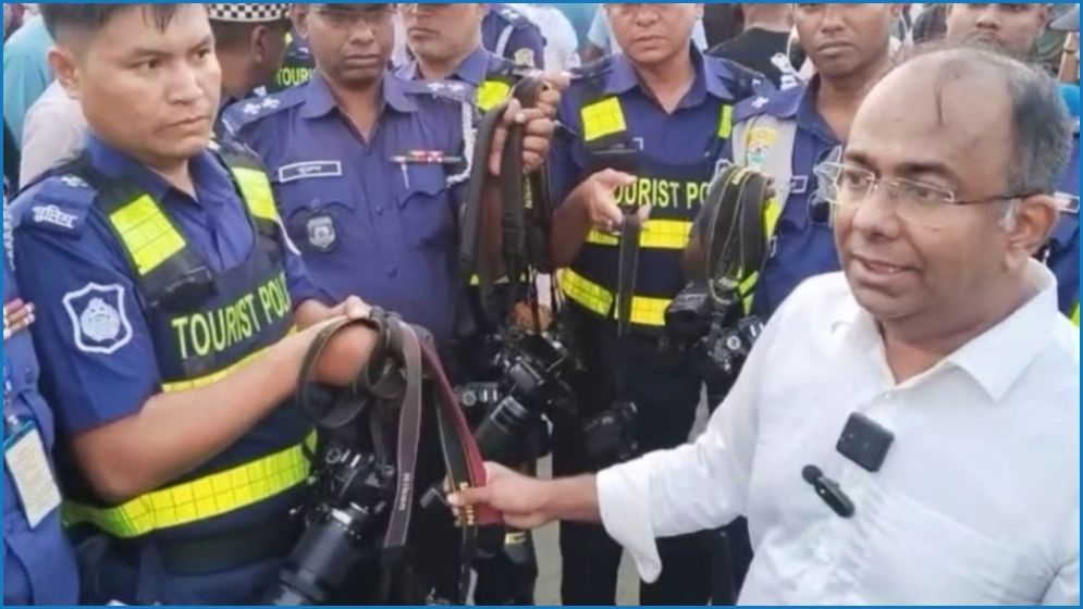 কক্সবাজারে ছবি তুলে পর্যটকদের হয়রানি, ১৭ ক্যামেরা জব্দ