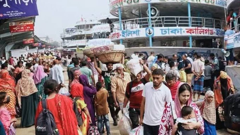 সদরঘাটে রাজধানীমুখো মানুষের ভিড়