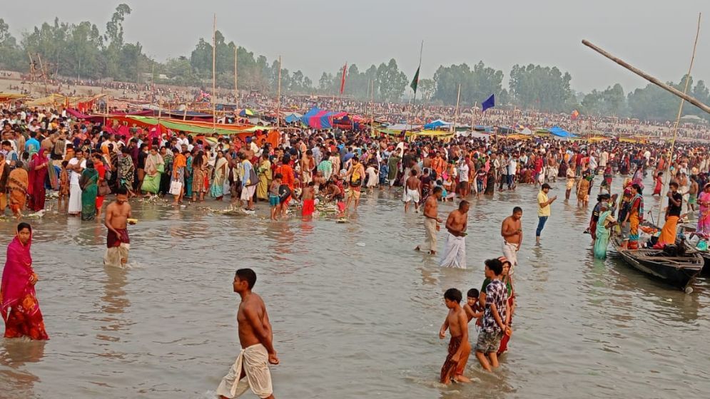কুড়িগ্রামে শুরু অষ্টমী স্নান, লাখো পূণ্যার্থীর ভিড়