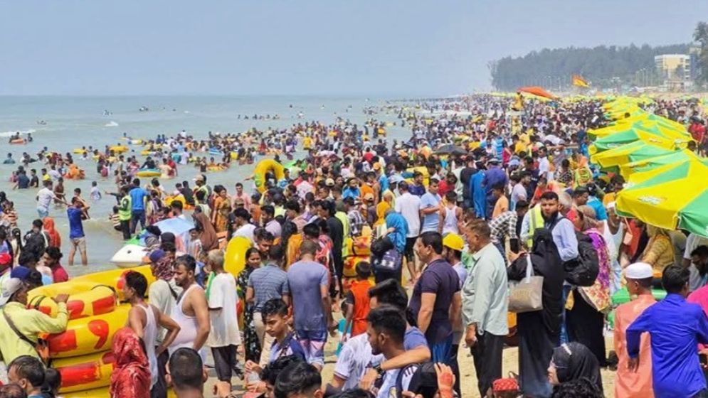 রেকর্ড পর্যটকে মুখর কক্সবাজার সৈকত