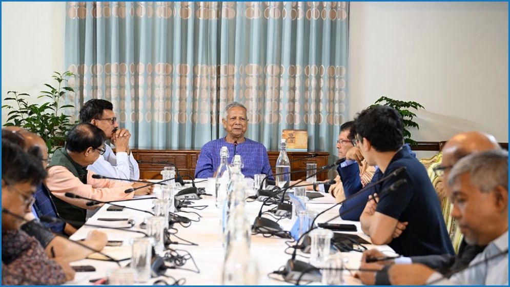 জরুরি বৈঠকে প্রধান উপদেষ্টা