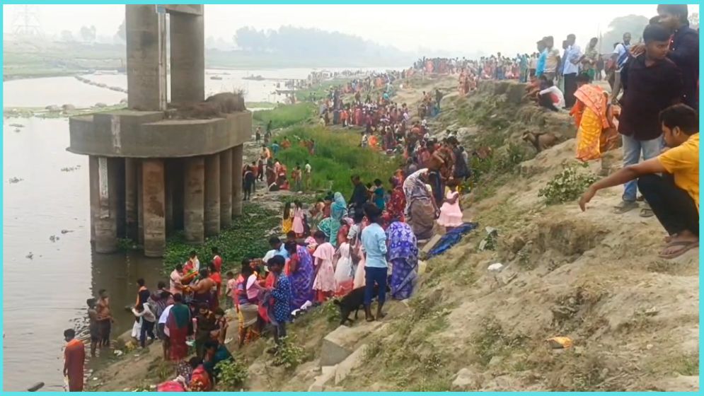 পুরাতন ব্রহ্মপুত্র নদে অষ্টমী স্নানোৎসবে পুণ্যার্থীদের ঢল