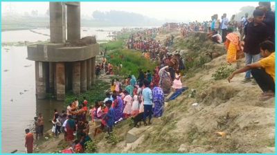 পুরাতন ব্রহ্মপুত্র নদে অষ্টমী স্নানোৎসবে পুণ্যার্থীদের ঢল