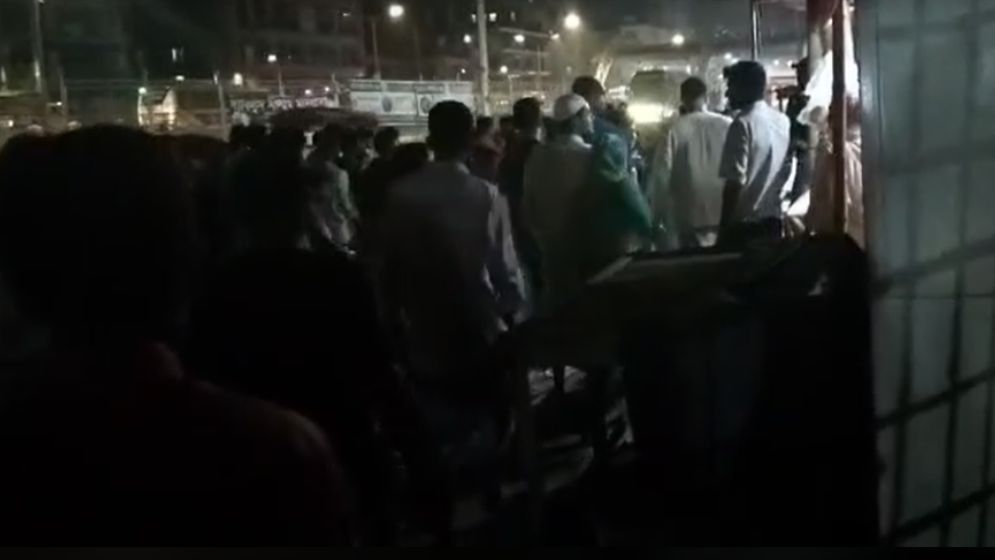 যাত্রাবাড়ীতে সুইচ গিয়ার ধরে ছিনতাই, জনতার গণপিটুনি