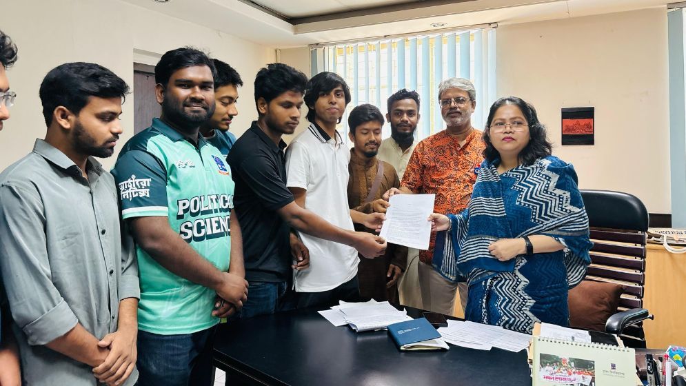 ডাকসু নির্বাচনের রোডম্যাপ ঘোষণার দাবিতে স্মারকলিপি
