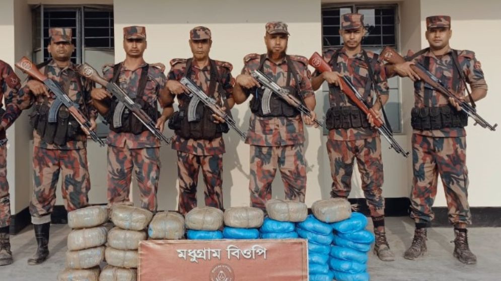 ফেনী সীমান্তে বিপুল পরিমাণ ভারতীয় মদ-গাঁজা জব্দ