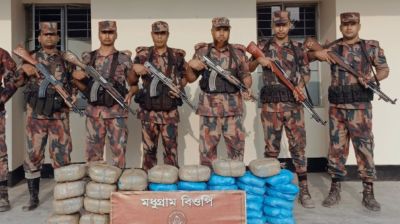 ফেনী সীমান্তে বিপুল পরিমাণ ভারতীয় মদ-গাঁজা জব্দ