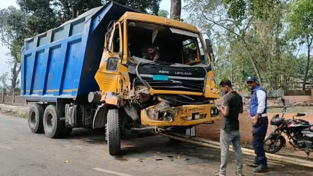 লালমনিরহাটে পুলিশের গাড়িতে ট্রাকের ধাক্কা, আহত ১৫