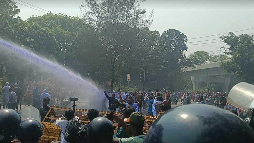 বিডিআর সদস্যদের মিছিলে পুলিশের বাধা, শিক্ষাভবন মোড়ে উত্তেজনা