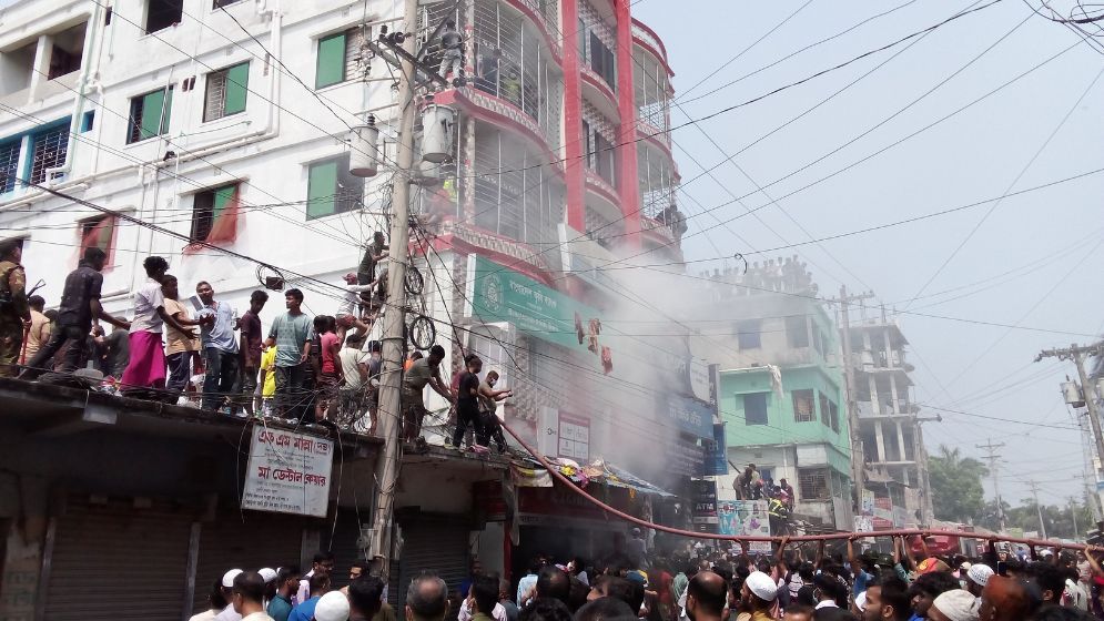 বাগেরহাটে বহুতল ভবনে আগুন, নারী নিহত