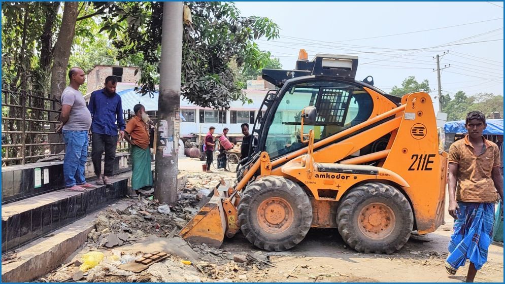 টাঙ্গাইলে অবৈধ দোকানপাট উচ্ছেদ অভিযান
