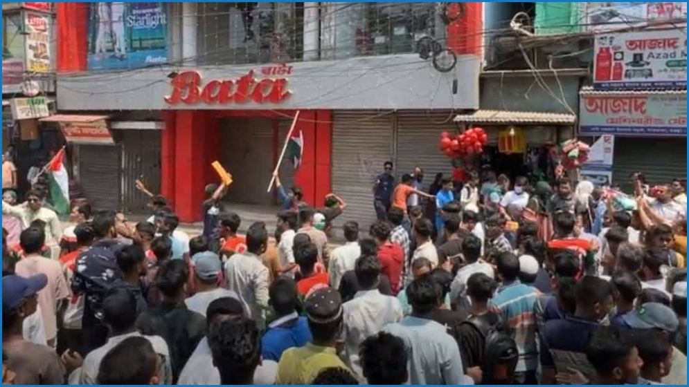 বগুড়ায় বাটা শো-রুম ভাঙচুর