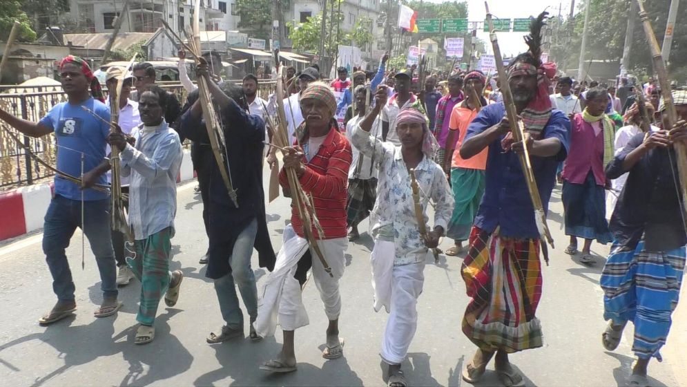 গাইবান্ধায় তীর-ধনুক নিয়ে সাঁওতালদের বিক্ষোভ