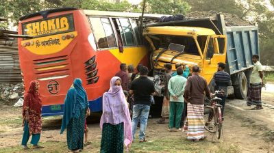 সাঈদীর কবর জিয়ারতে যাওয়ার পথে ট্রাক-বাস সংঘর্ষে নিহত ৩