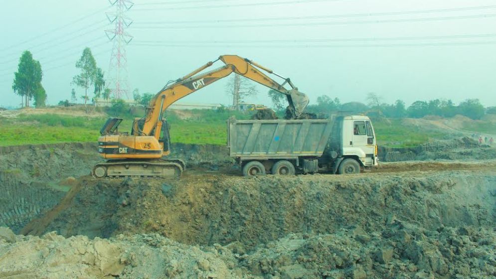বিসিক পার্কের নাম ভাঙিয়ে কাটা হচ্ছে মাটি, হুমকিতে সেতু