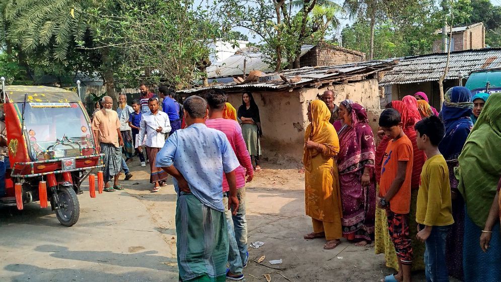 মেহেরপুরে মোটরসাইকেলের ধাক্কায় ১০ শিক্ষার্থীসহ আহত ১২