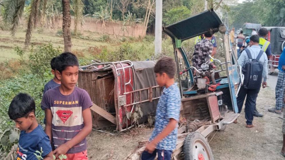 ঝিনাইদহে সড়ক দুর্ঘটনায় অন্তঃসত্ত্বা মা ও ছেলে নিহত