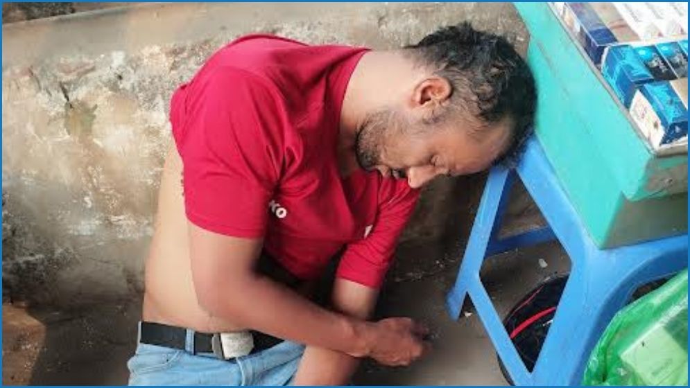 বাসে অজ্ঞান অবস্থায় যুবক উদ্ধার, চালক-হেল্পার পলাতক