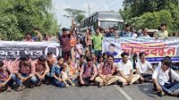 গৌরনদীতে দুর্ঘটনার প্রতিবাদে মহাসড়ক অবরোধ