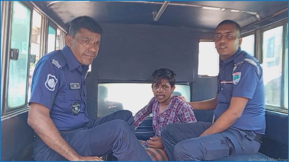 আল্লাহকে নিয়ে কটূক্তি, যুবককে গণধোলাই দিয়ে পুলিশে সোপর্দ