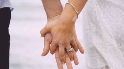 মেয়ের হবু জামাইয়ের সঙ্গেই পালালেন মা
