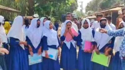 প্রবেশপত্র না পেয়ে কাঁদছেন এসএসসি পরীক্ষার্থীরা