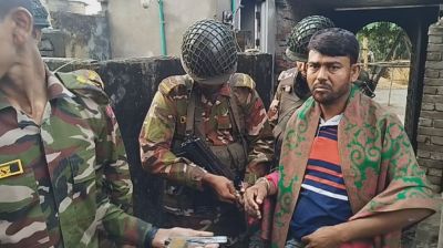 মেহেরপুরে সেনা অভিযানে আমেরিকান পিস্তলসহ যুবক আটক