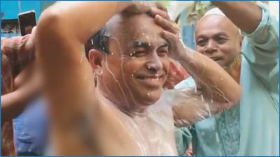 স্ত্রীকে তালাক দিয়ে দুধ দিয়ে গোসল করলেন স্বামী