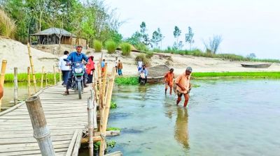 শুষ্ক মৌসুমে সাঁকো, বর্ষায় খেয়া