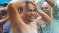 স্ত্রীকে তালাক দিয়ে দুধ দিয়ে গোসল করলেন স্বামী