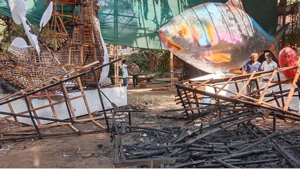 শোভাযাত্রার মোটিফে আগুন দিয়ে ২ মিনিটে পালান মুখোশ পরা ব্যক্তি