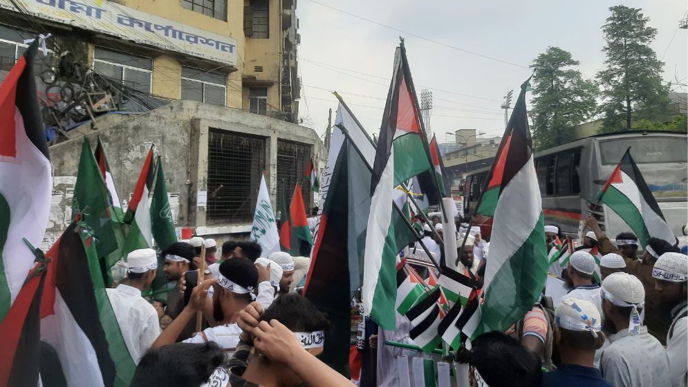 রাজধানীতে ফিলিস্তিনের পতাকা-ফেস্টুন বিক্রির ধুম