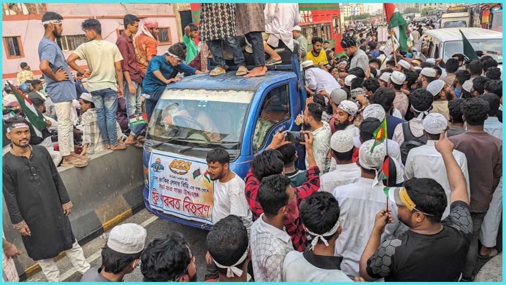 মিছিল ফেরত মানুষদের মাঝে ফ্রি-তে শরবত বিতরণ