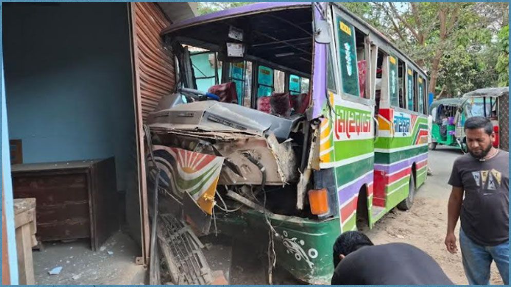 ফেনীতে বাস নিয়ন্ত্রণ হারিয়ে দোকানে, প্রাণ গেল শিক্ষার্থীর
