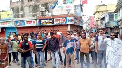 মেহেরপুরে বাণিজ্য মেলা বন্ধের দাবিতে ব্যবসায়ীদের বিক্ষোভ