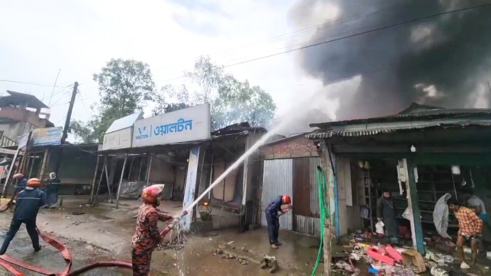 লালমনিরহাটে অগ্নিকাণ্ডে দেড় কোটি টাকার ক্ষয়ক্ষতি