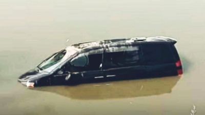 কালিয়াকৈরে পানিতে পড়ে ছিল দামি গাড়ি