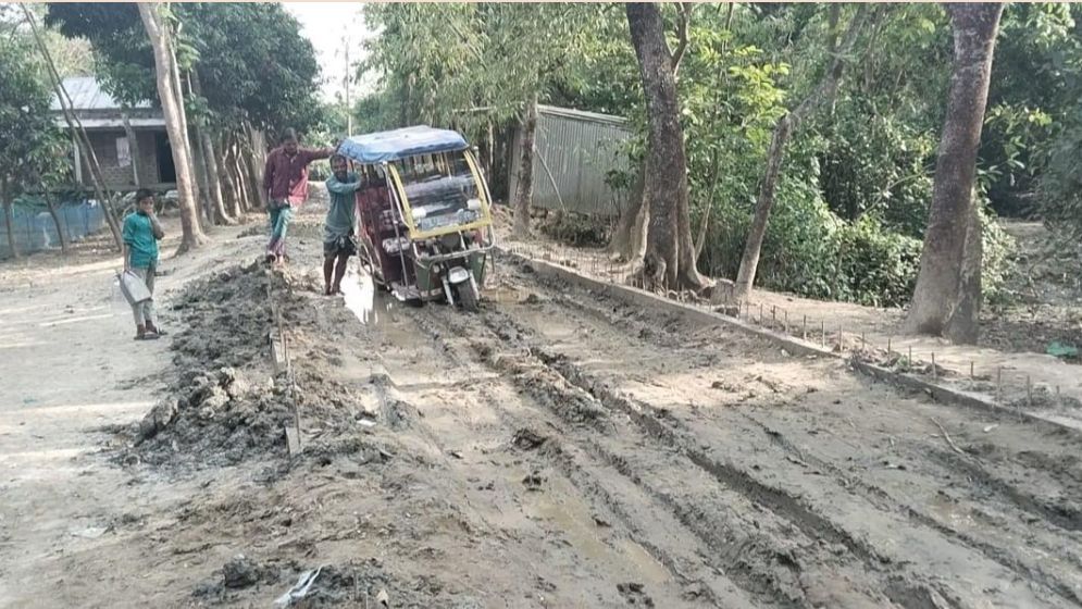 রাস্তার কাজ শেষ না হওয়ায় ভোগান্তিতে ৫ গ্রামের মানুষ