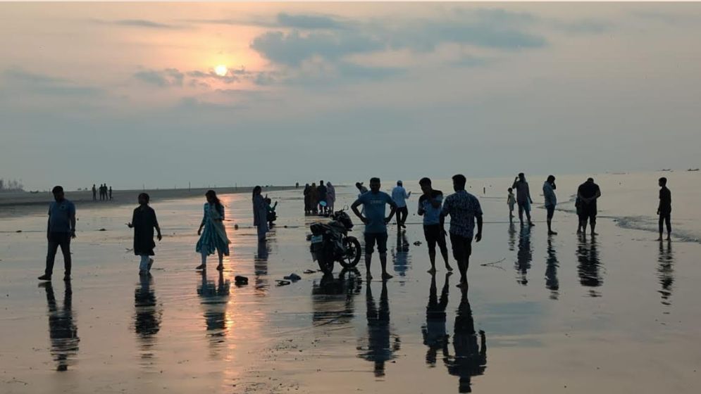 কুয়াকাটায় বছরের প্রথম সূর্যোদয় দেখে বর্ষবরণ, পর্যটক কম