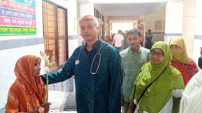 ‘জীবনে কেউ আমাকে কখনো ফুল দেয়নি, এমনকি স্বামীও না’