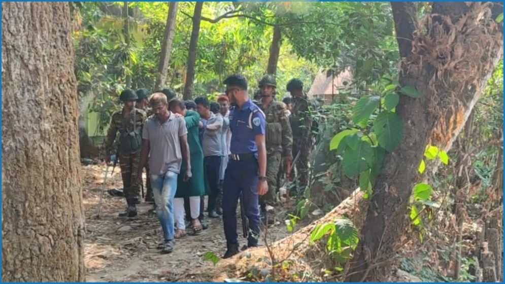 বাজার ইজারা নিয়ে বিএনপির ২ গ্রুপের সংঘর্ষ, আটক ৩৩