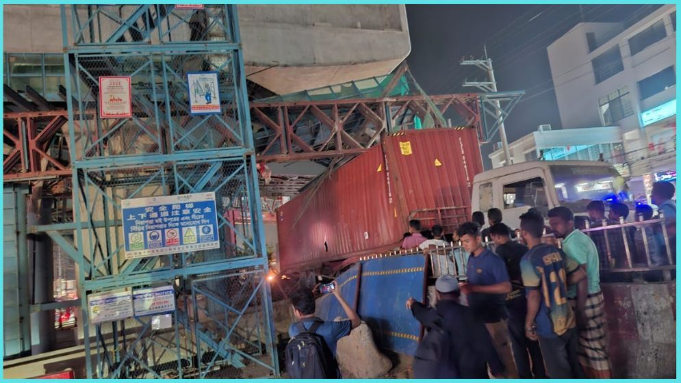 আশুলিয়ায় ভেঙে পড়ল ফ্লাইওভারের পিয়ার ক্যাপ সাটার