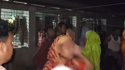 ঘরের আড়ার সঙ্গে ঝুলছিল গৃহবধূর নিথর দেহ