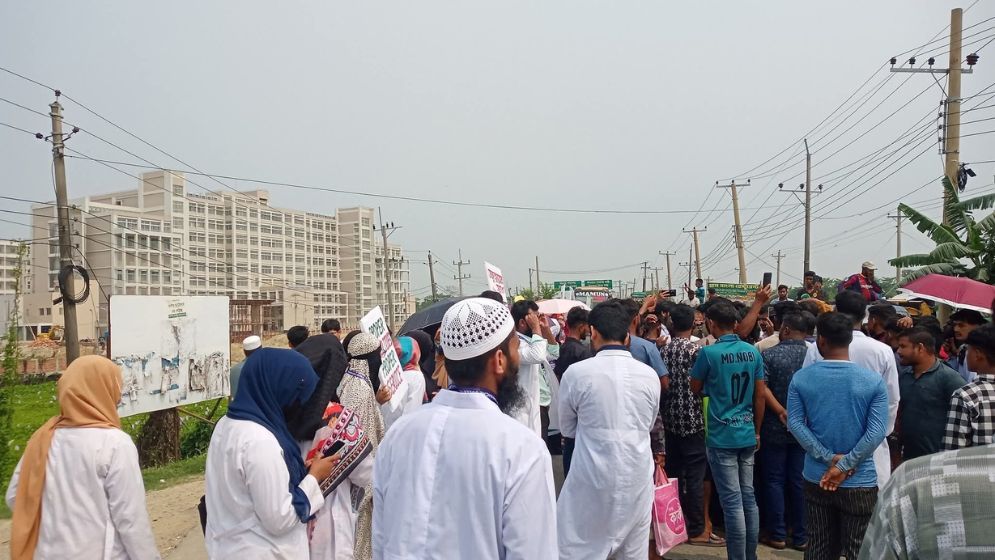 সুনামগঞ্জে মেডিকেল শিক্ষার্থীদের ক্লাস বর্জন, সড়ক অবরোধ