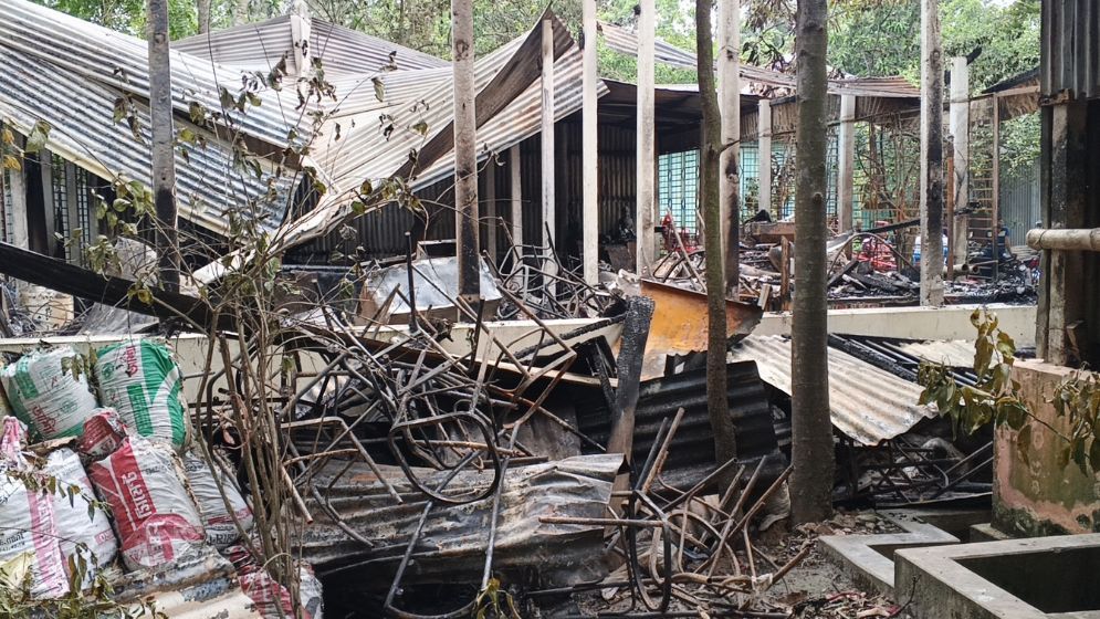 মোটিফ নির্মাণকারী শিল্পীর বাড়িতে আগুন, তদন্ত কমিটি গঠন